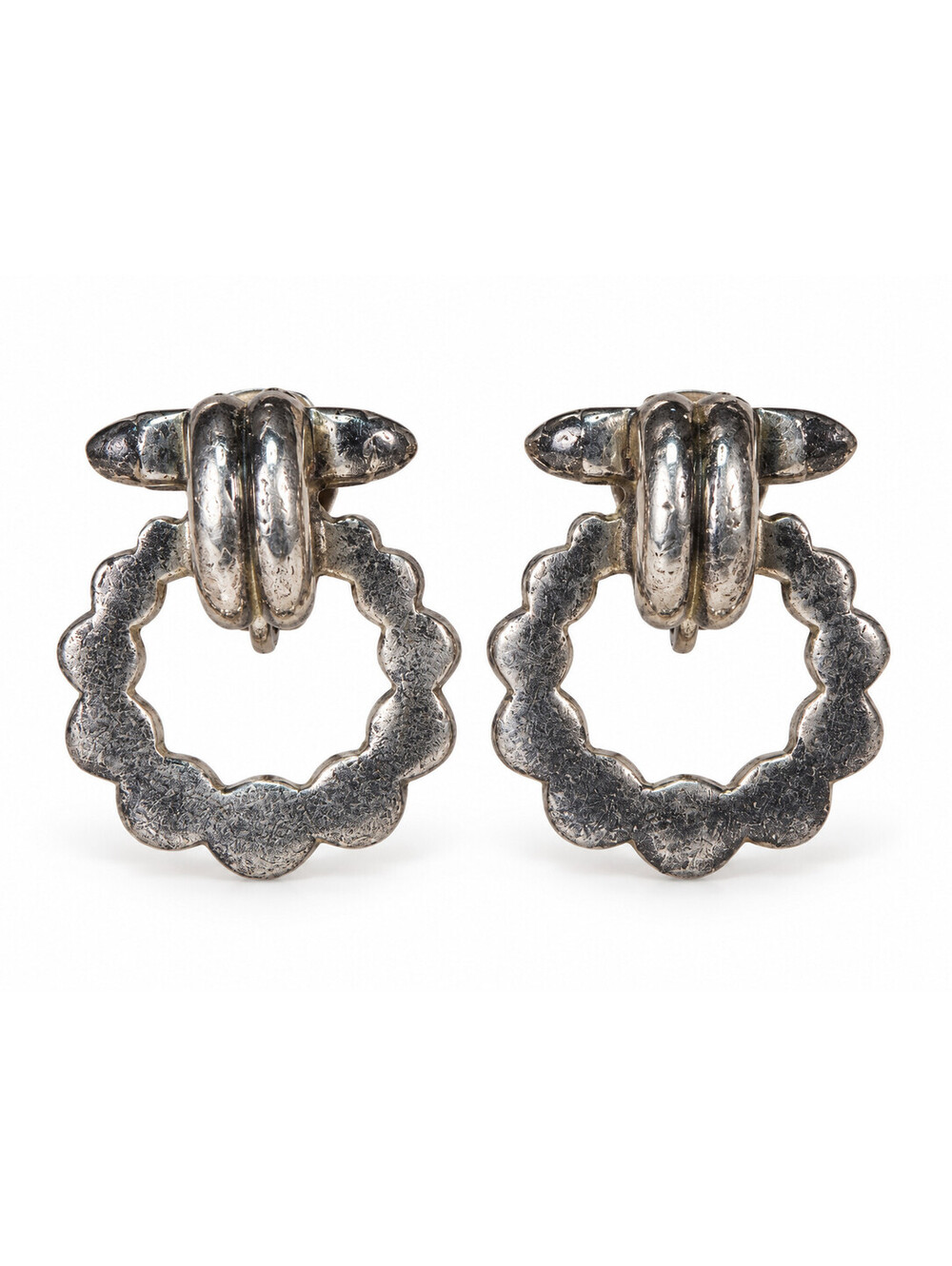 Vintage Silver Tone Scalloped Wreath Hoop Clip On Earrings Modernist - Picture 2 of 5